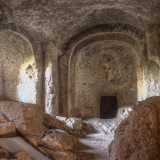 La zona presbiteriale, leggermente rialzata dal resto dell�ambiente, � limitata dal muretto dell�iconostasi che divide la parte del naos (dove si riunivano i fedeli) da quella del bema, destinata al rito religioso